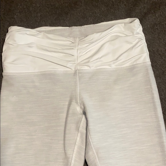 Lululemon white and gray ruched Capri legging - Picture 4 of 6